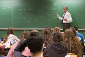 Profesor dando clases en Colegio CEU