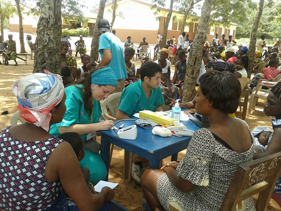 Alumnos de Enfermería de la Universidad CEU Cardenal Herrera colaboran en una misión sanitaria en Ghana