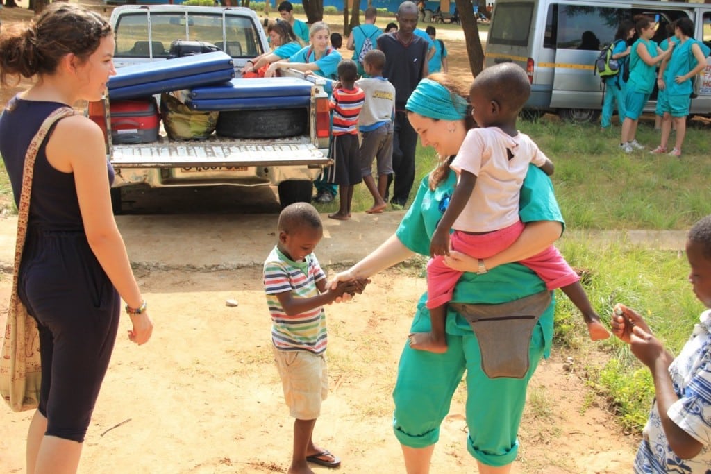 Alumnos de Enfermería de la Universidad CEU Cardenal Herrera colaboran en una misión sanitaria en Ghana