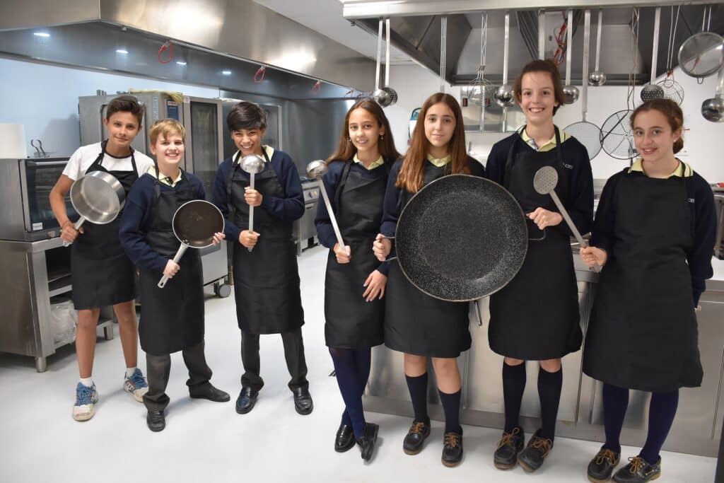 Estudiantes de Secundaria participan en un concurso de cocina para aplicar conceptos de ciencias y tecnología 