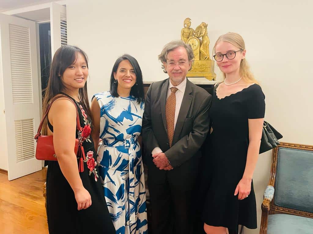Encuentro en la residencia del Embajador español en Tailandia, Felipe de la Morena, para conocer a representantes de las universidades tailandesas y reconocer la labor del Instituto Cervantes en el área.