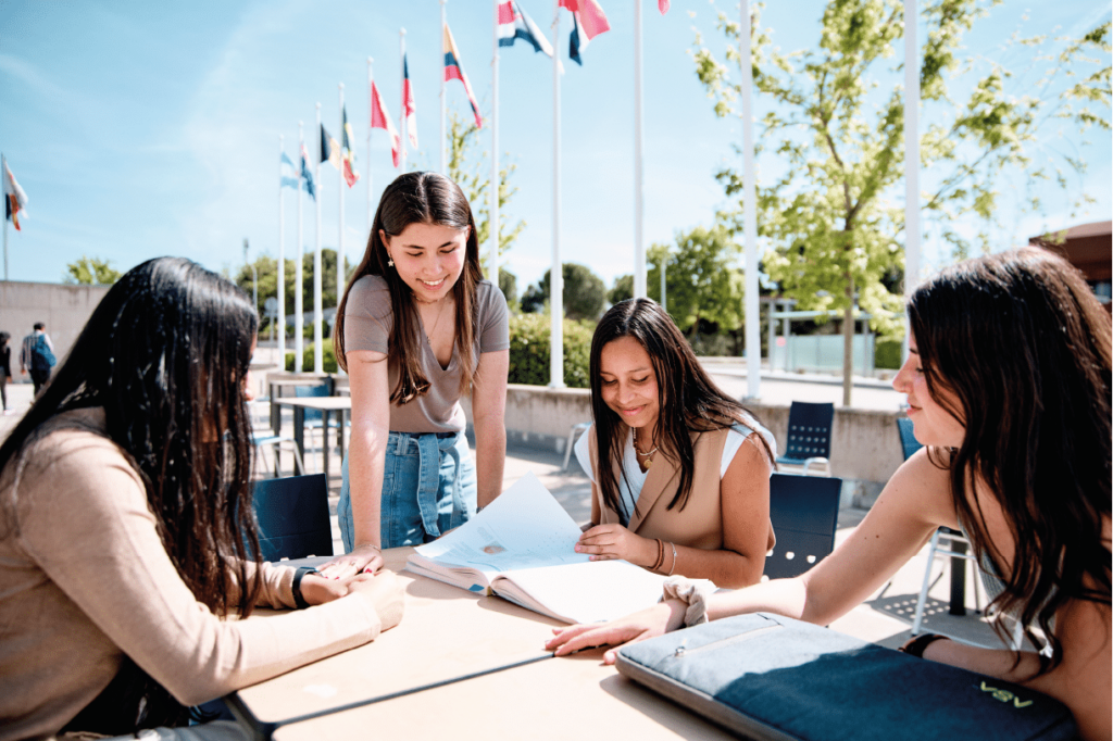 Alumnas internacionales en el campus de Montepríncipe
