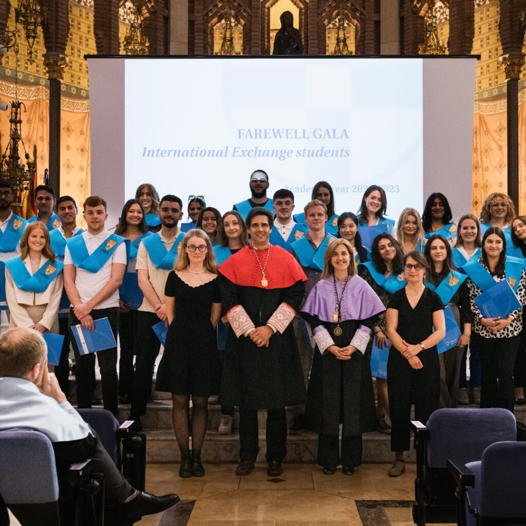 Los alumnos de la UAO CEU posando tras la graduación