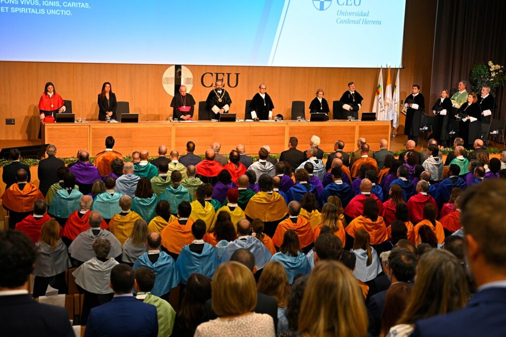 Imagen del interior del paraninfo durante el acto oficial de Apertura del Curso Académico 2023-2024 en la Universidad CEU Cardenal Herrera
