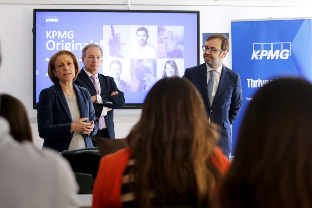 Rosa Visiedo, rectora de la Universidad, Ricardo Palomo, Decano de la Facultad de Ciencias Económicas y Empresariales, y Ramón Pueyo, socio de Sostenibilidad y Buen Gobierno de KPMG, durante la presentación del Aula KPMG-CEU.