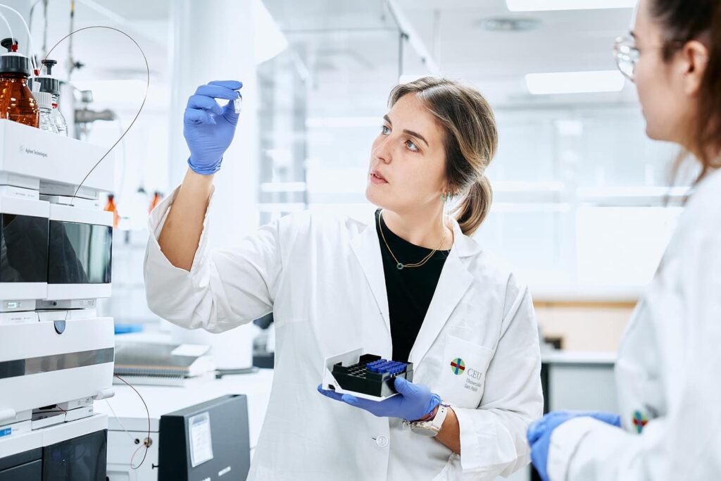 Investigadoras trabajando en el CEMBIO