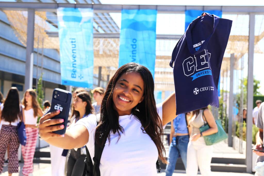 Una alumna posando durante el Welcome Day del campus de Montepríncipe