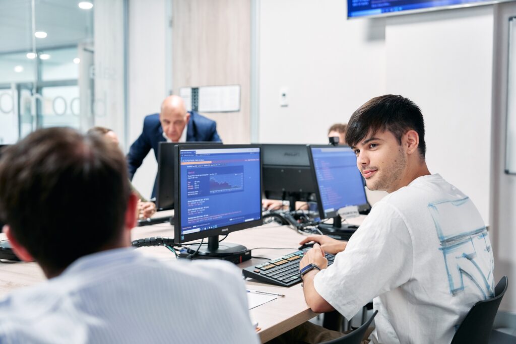 Alumnos en el aula Bloomberg de la Universidad CEU San Pablo