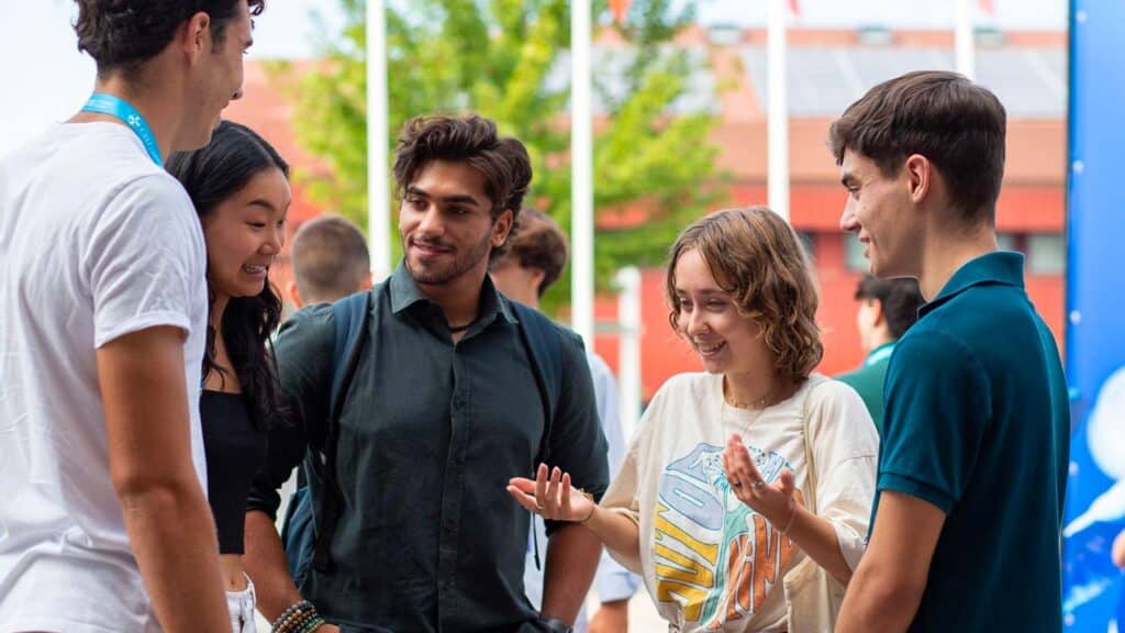 Estudiantes universitarios preparando sus prácticas y Erasmus en el extranjero