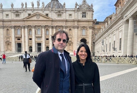 La vicerrectora de Internacionalización de la CEU USP, AInhoa Uribe, y el vicerrector de Internacionalización y Vida Universitaria de la CEU UCH, Álvaro Antón, durante su visita a El Vaticano