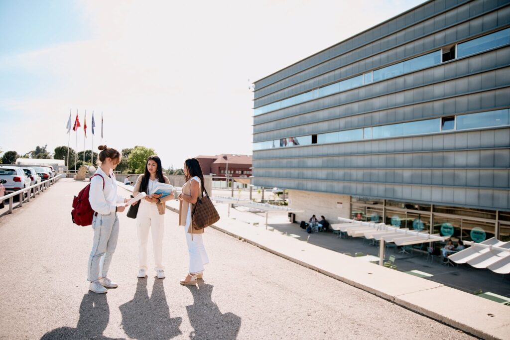 Tres alumnas charlando tranquilamente en los exteriores del campus de Montepríncipe