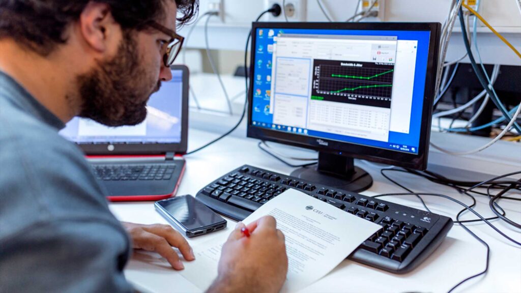 Estudiante de una de las carreras universitarias de TIC en el CEU