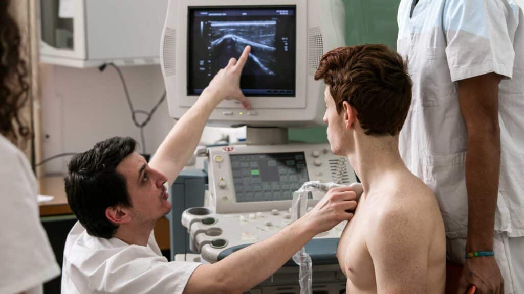 Un especialista en fisioterapia moderna, en las instalaciones de la CEU UCH