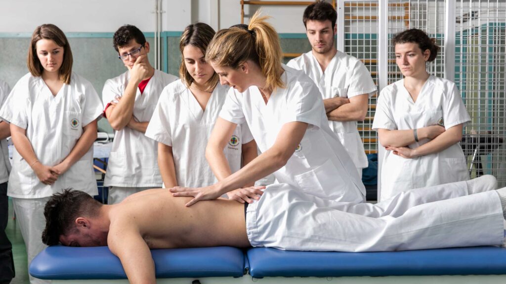 Estudiantes del CEU aprenden en clase las técnicas de la fisioterapia moderna