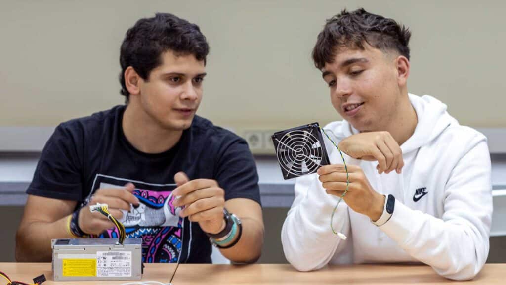 Estudiar Sistemas Microinformáticos y Redes, una FP con futuro