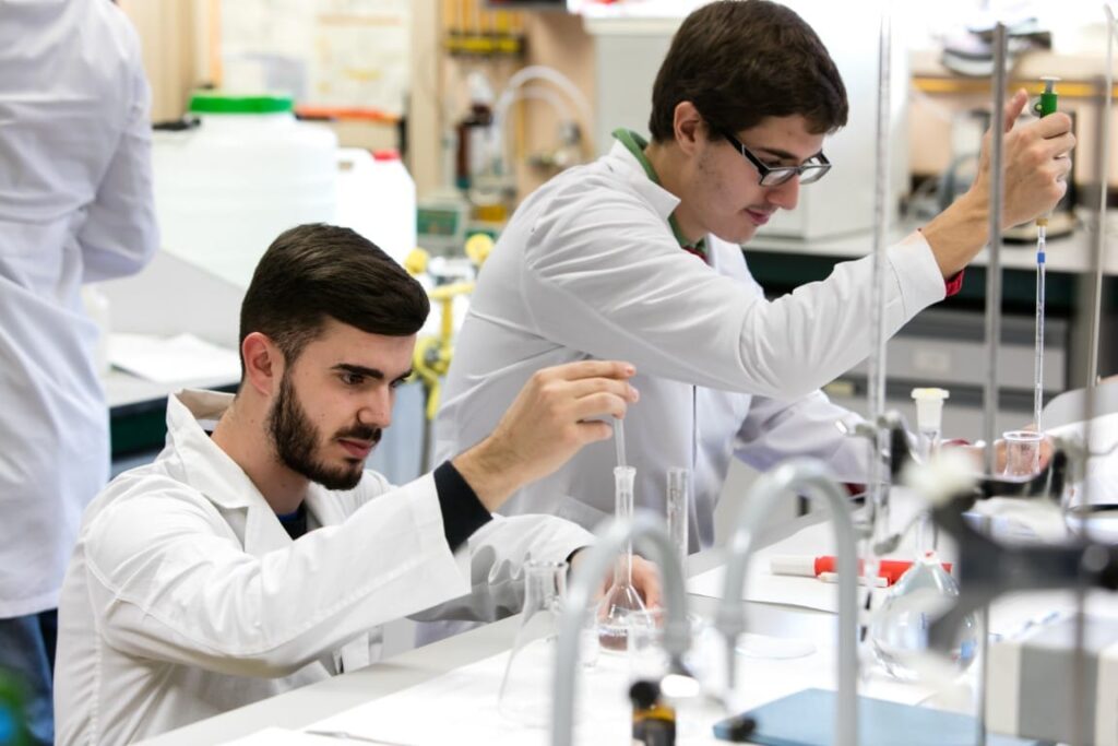 Laboratorio de prácticas ciencias de la salud, una de las opciones a estudiar tras bachillerato de ciencias