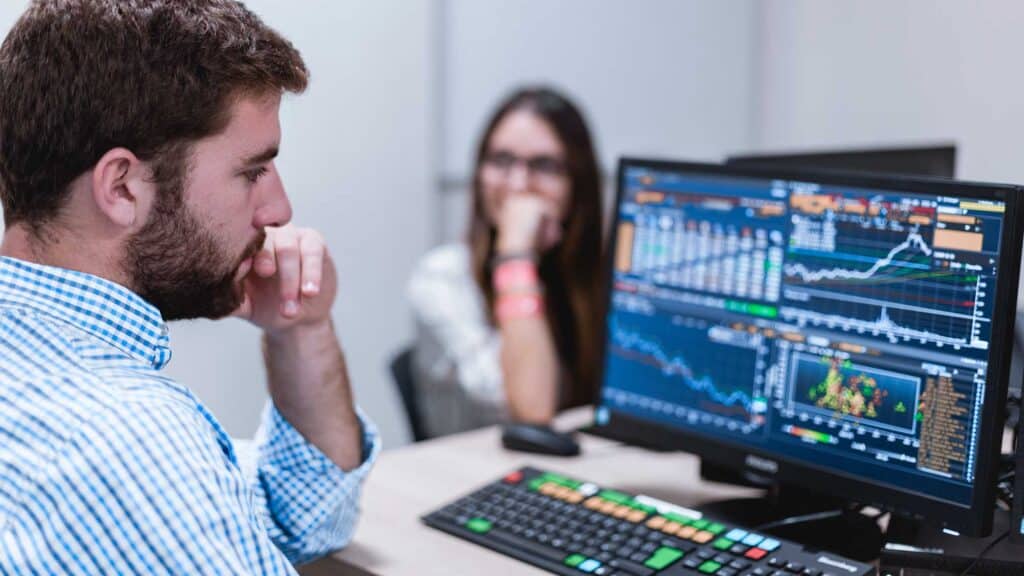 ¿Qué es ADE en CEU? Estudiante de Dirección de Empresas, en una clase de análisis bursátil