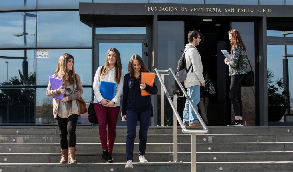 La carrera de politólogo presenta salidas profesionales tanto en la administración pública como el sector privado