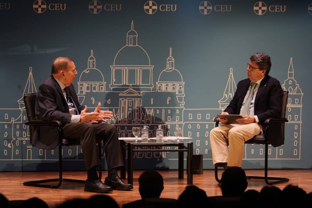 El presidente electo de Venezuela, Edmundo González, ha participado en los Cursos de Verano CEU-María Cristina (San Lorenzo de El Escorial)