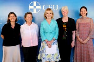• Catherine L’Ecuyer, Alicia Delibes, Esperanza Aguirre e Inger Enkvist han participado en la mesa redonda 'Desafíos de la educación en el siglo XXI', en el marco de los Cursos de Verano CEU – María Cristina (San Lorenzo de El Escorial).