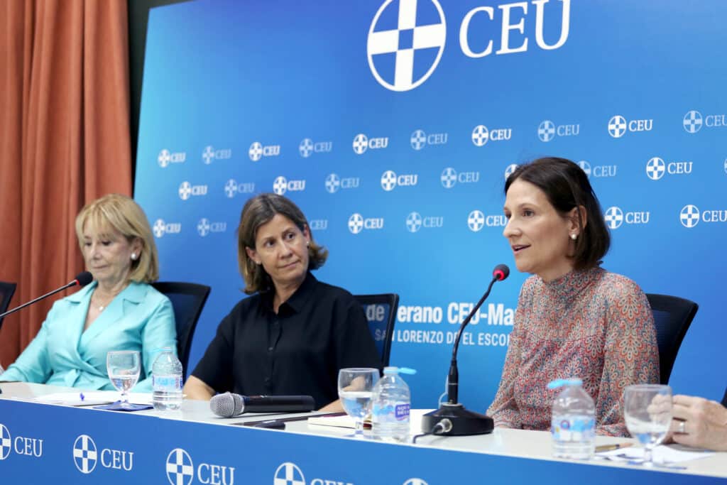 Catherine L’Ecuyer, Alicia Delibes, Esperanza Aguirre e Inger Enkvist han participado en la mesa redonda 'Desafíos de la educación en el siglo XXI', en el marco de los Cursos de Verano CEU – María Cristina (San Lorenzo de El Escorial).