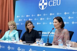 Catherine L’Ecuyer, Alicia Delibes, Esperanza Aguirre e Inger Enkvist han participado en la mesa redonda 'Desafíos de la educación en el siglo XXI', en el marco de los Cursos de Verano CEU – María Cristina (San Lorenzo de El Escorial).