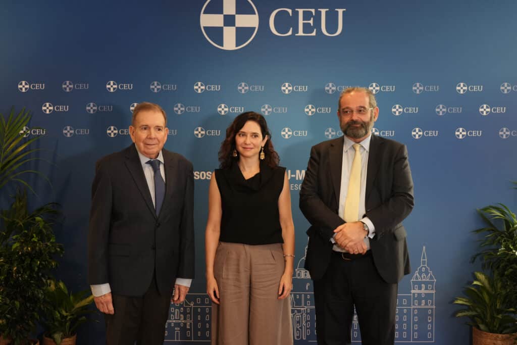 La presidenta de la Comunidad de Madrid, Isabel Díaz Ayuso, ha inaugurado los Cursos de Verano CEU-María Cristina (San Lorenzo de El Escorial)