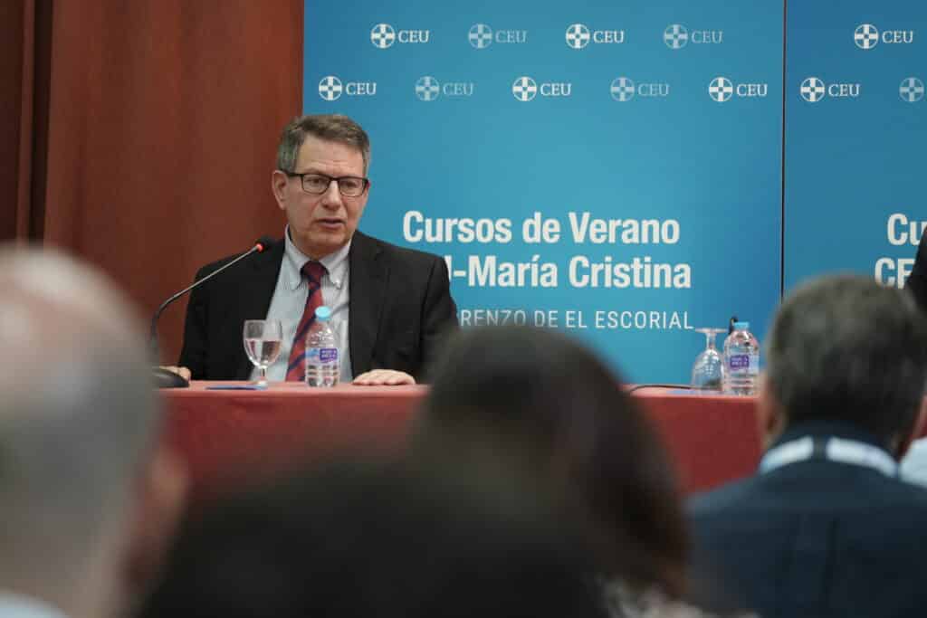 l periodista, analista político y escritor estadounidense Robert D. Kaplan ha sido el gran protagonista del curso ‘Pensar y enfrentar la guerra en el Siglo XXI’, enmarcado en los Cursos de Verano CEU-María Cristina (San Lorenzo de El Escorial).