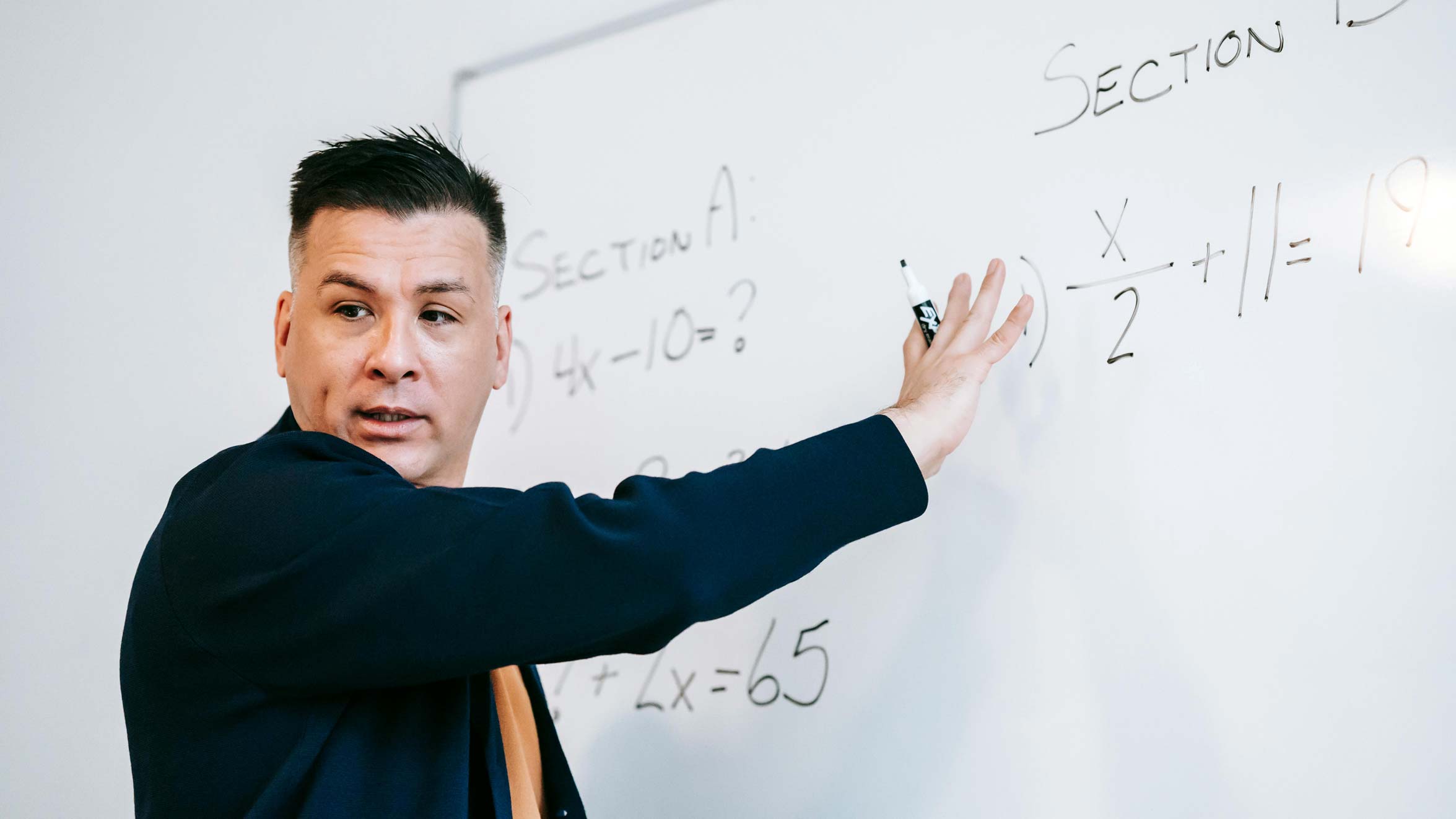 Un profesor imparte una materia en Ingeniería Matemática