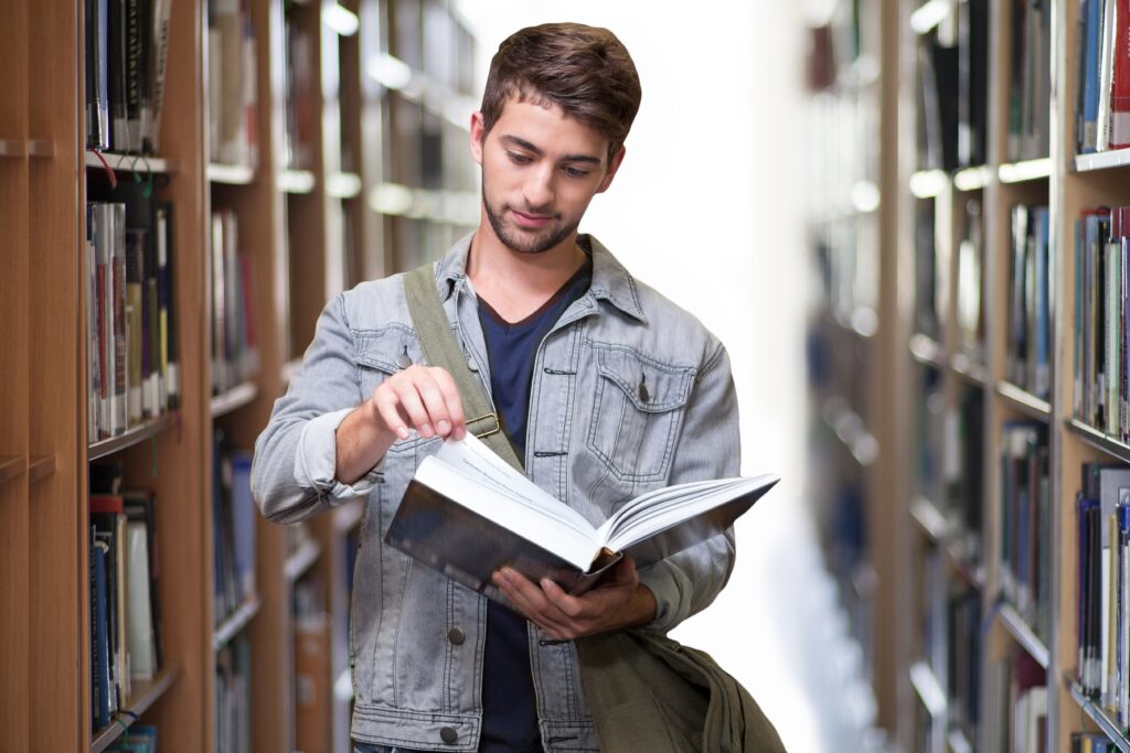 Estudiante preparando sus Prácticas y Erasmus
