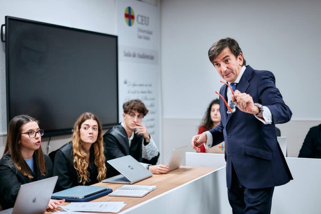 Profesor dando clase a sus alumnos del Grado en Derecho.