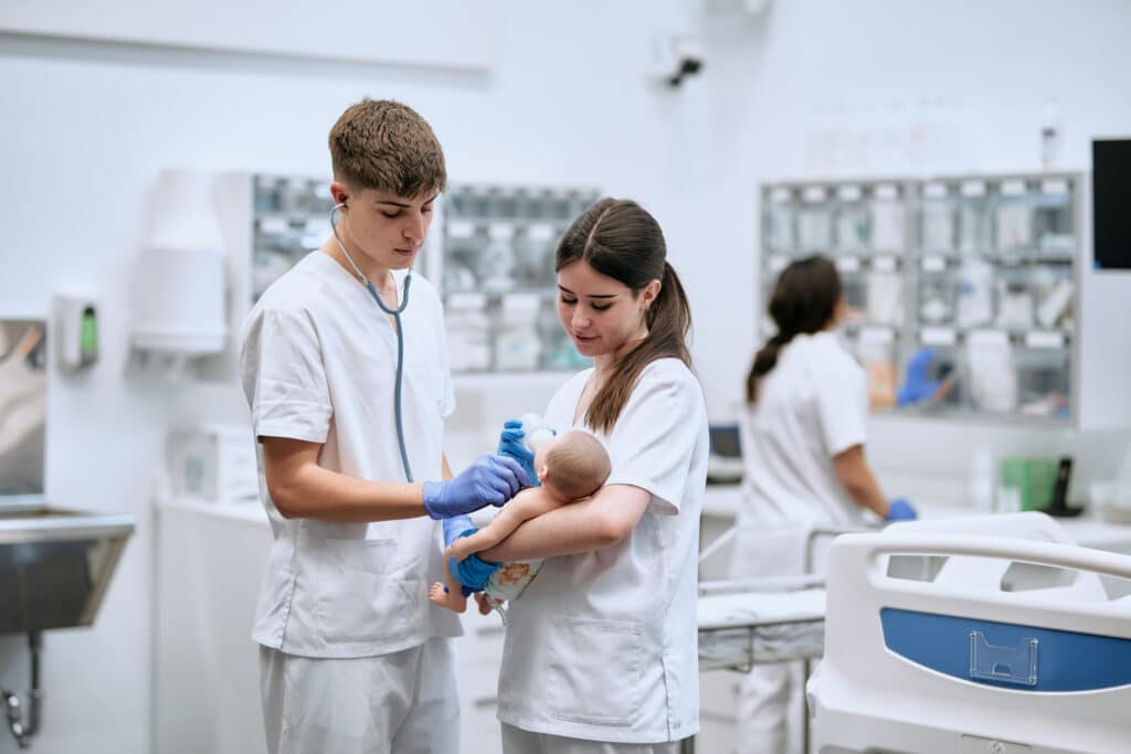 Estudiantes de enfermía en el CEU haciendo prácticas de simulación.